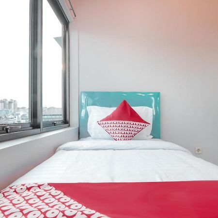 Oyo 208 G House Hotel Джакарта Екстериор снимка