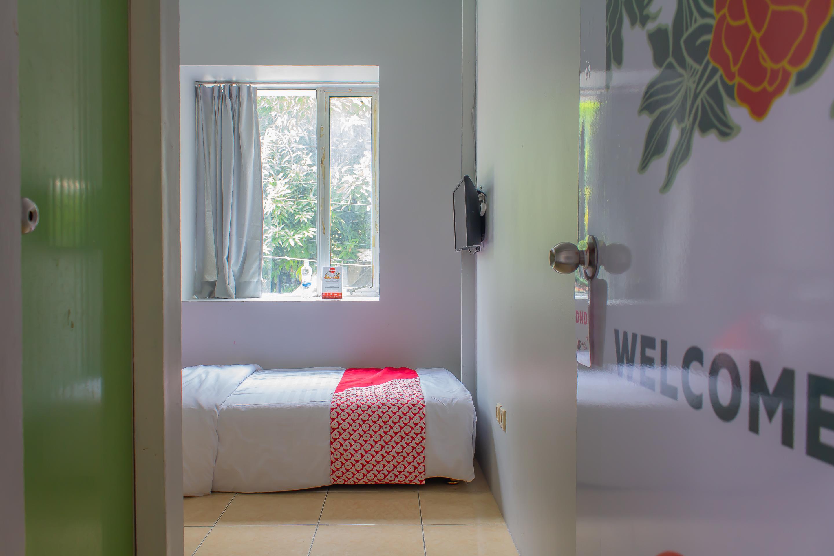 Oyo 208 G House Hotel Джакарта Екстериор снимка