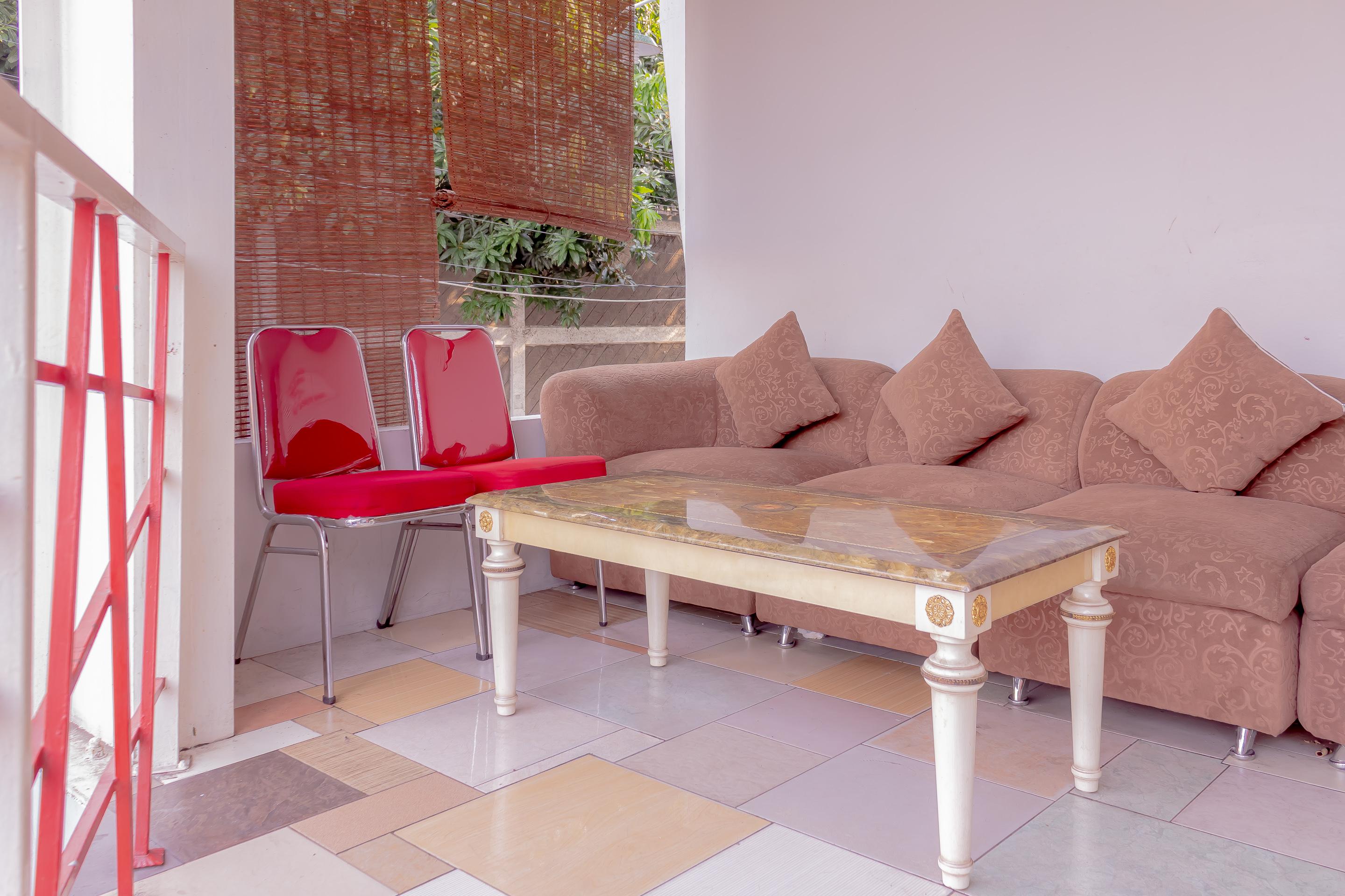 Oyo 208 G House Hotel Джакарта Екстериор снимка