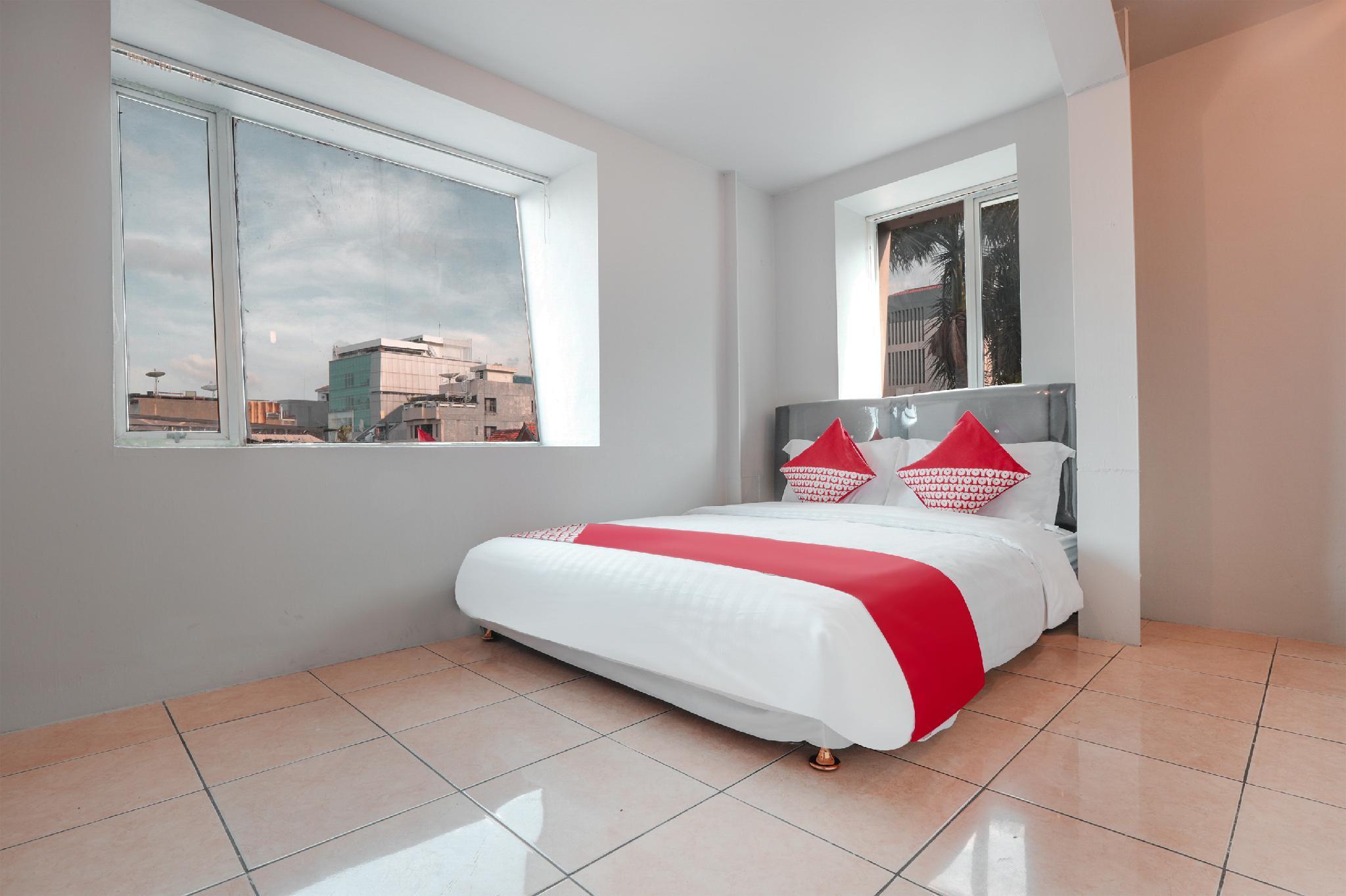 Oyo 208 G House Hotel Джакарта Екстериор снимка