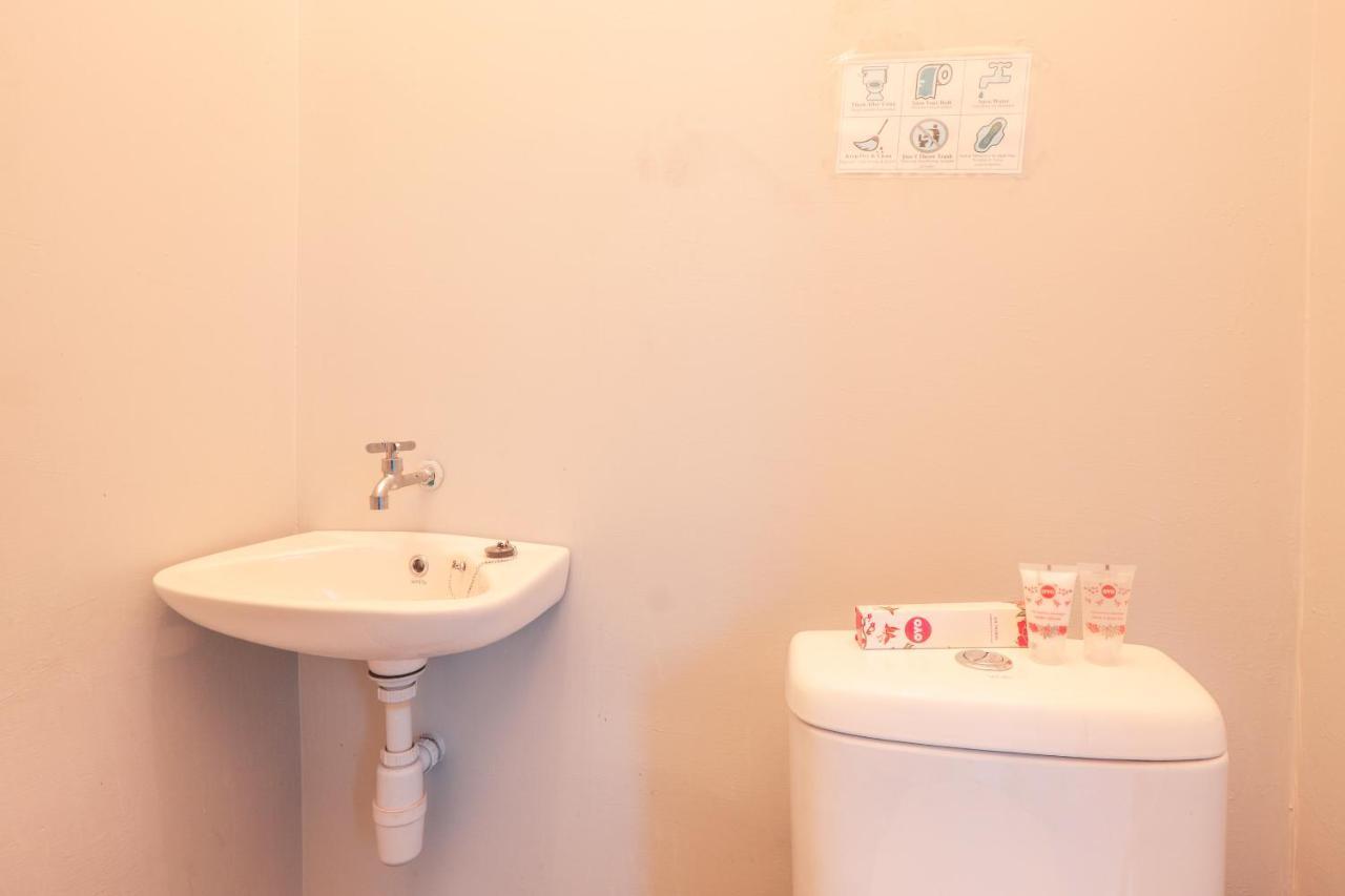 Oyo 208 G House Hotel Джакарта Екстериор снимка