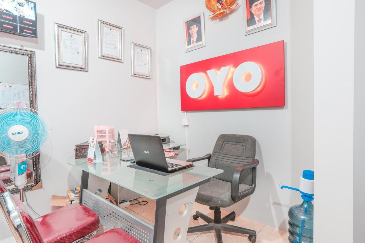Oyo 208 G House Hotel Джакарта Екстериор снимка