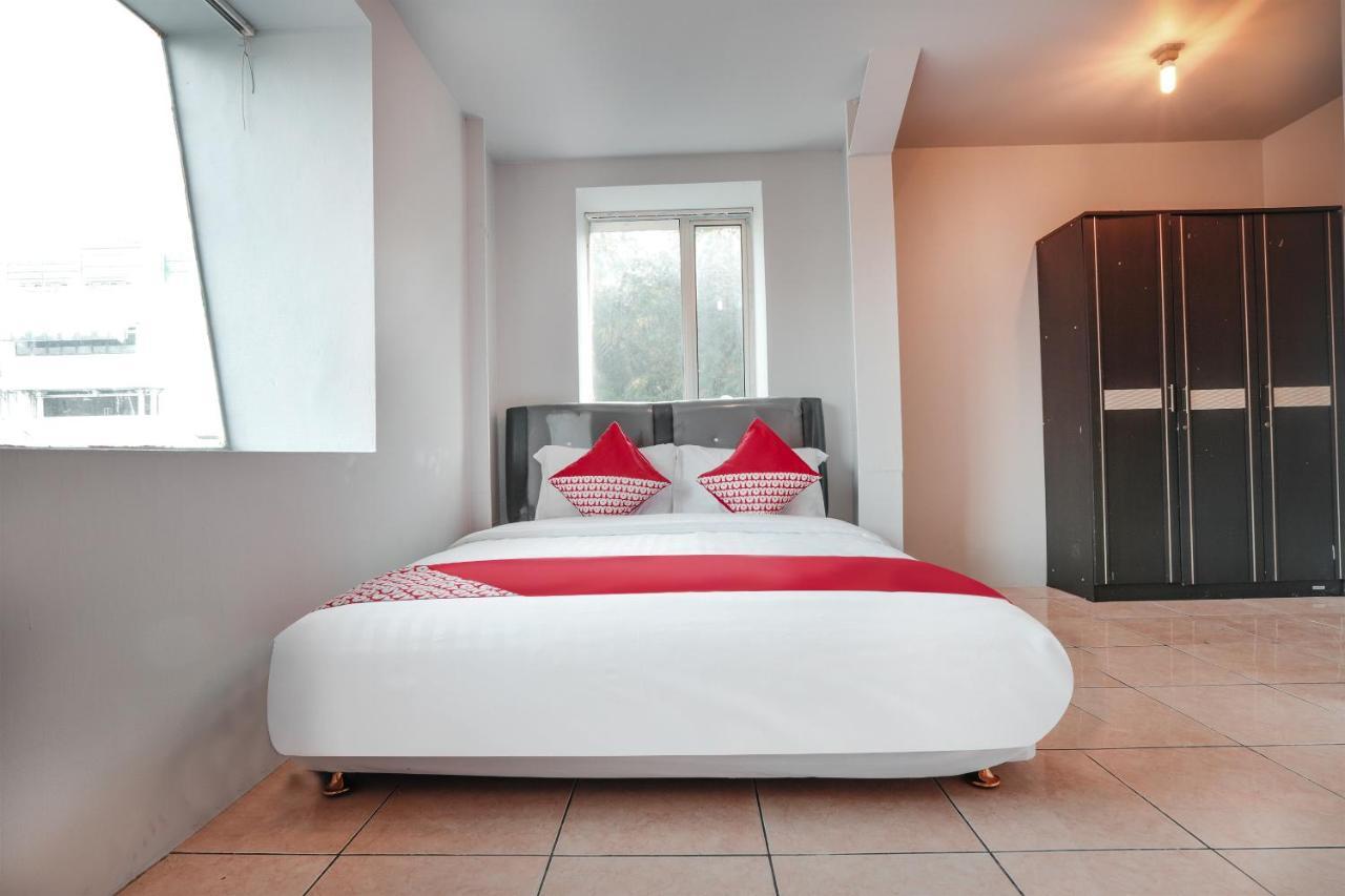 Oyo 208 G House Hotel Джакарта Екстериор снимка