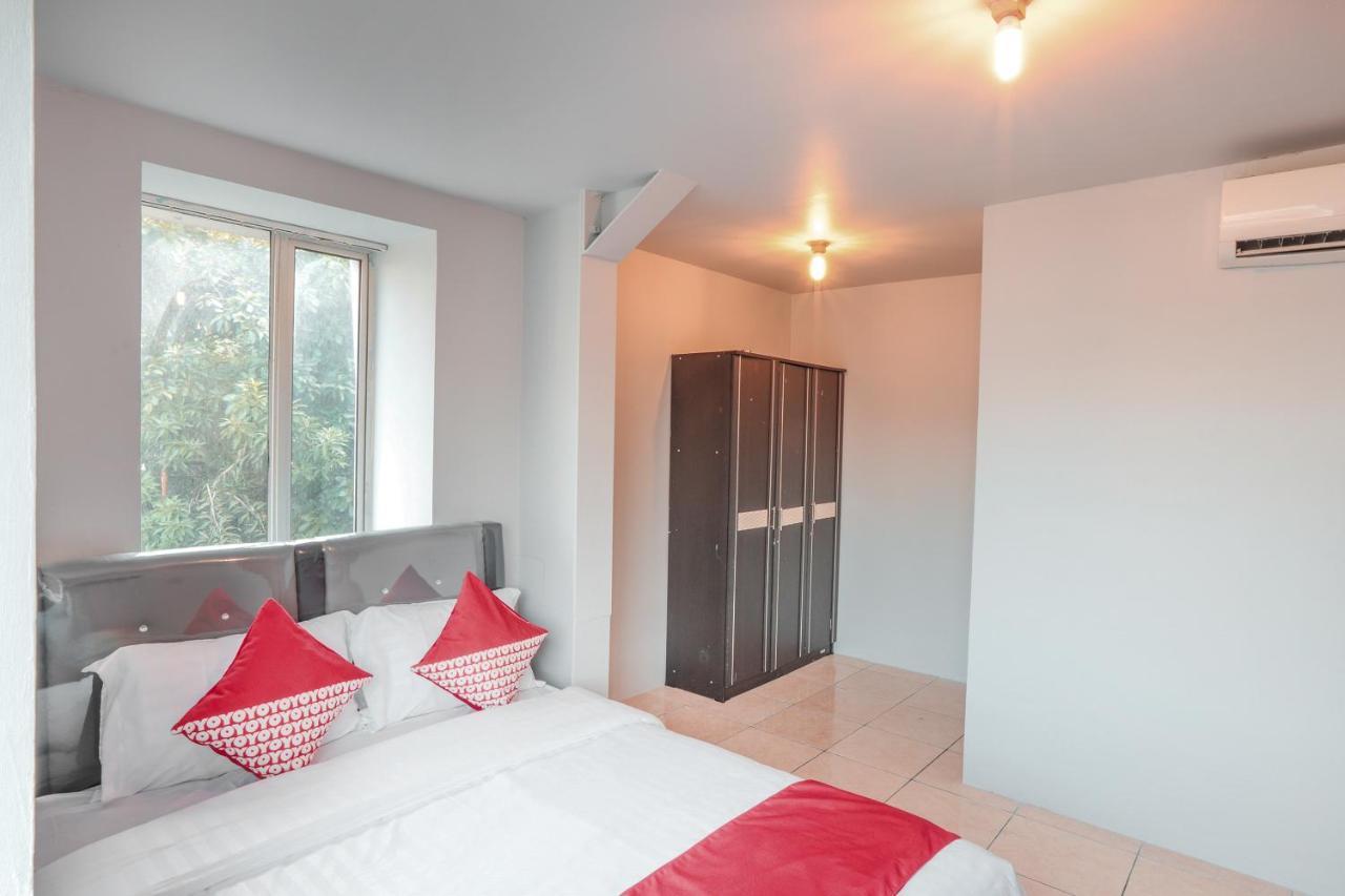 Oyo 208 G House Hotel Джакарта Екстериор снимка