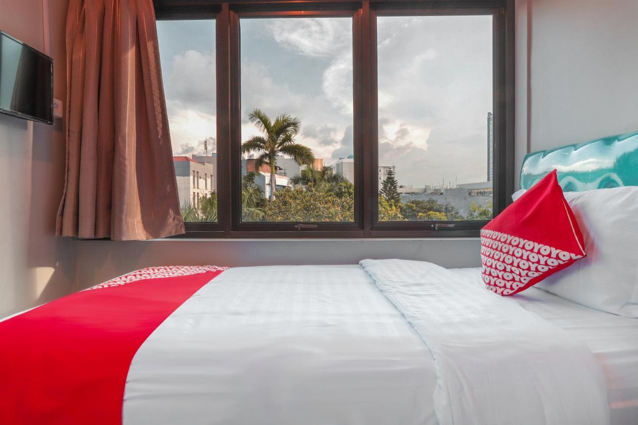 Oyo 208 G House Hotel Джакарта Екстериор снимка