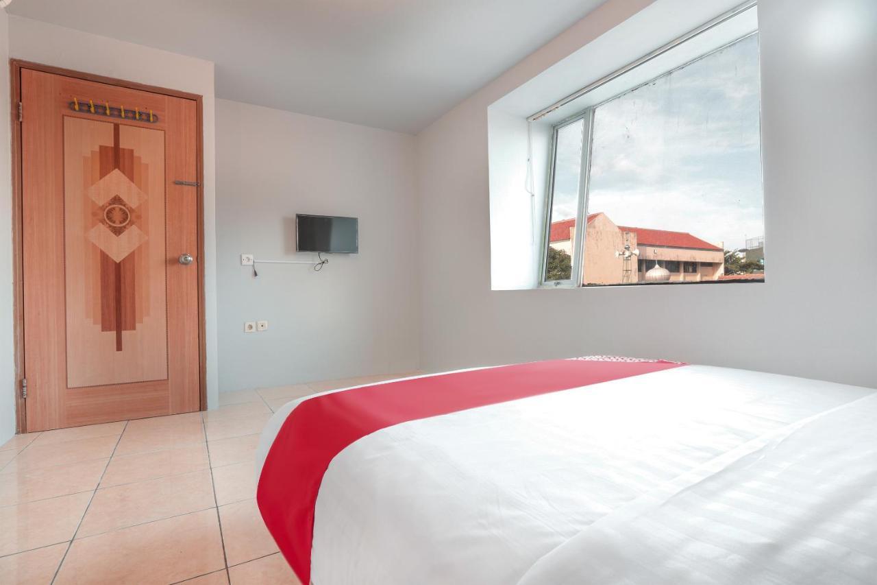 Oyo 208 G House Hotel Джакарта Екстериор снимка