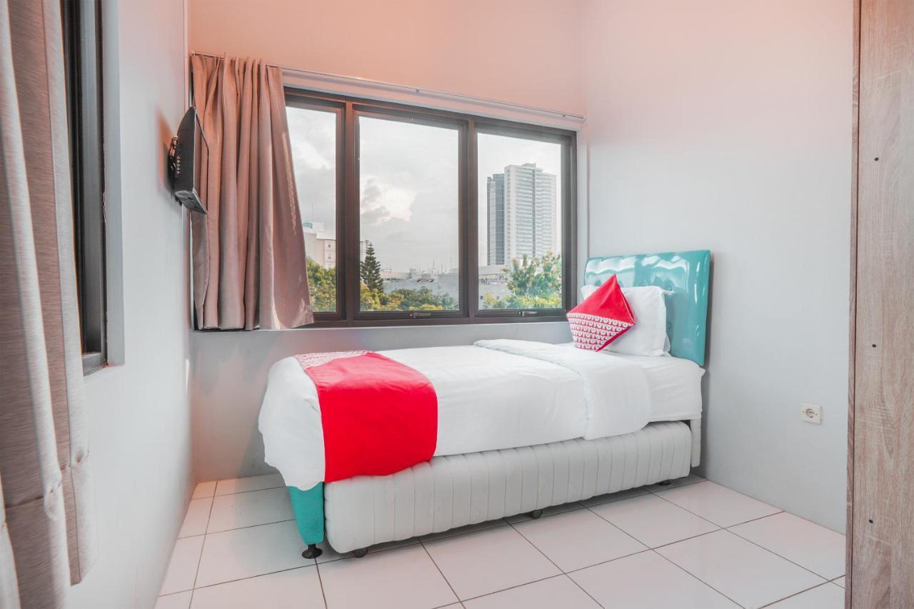 Oyo 208 G House Hotel Джакарта Екстериор снимка